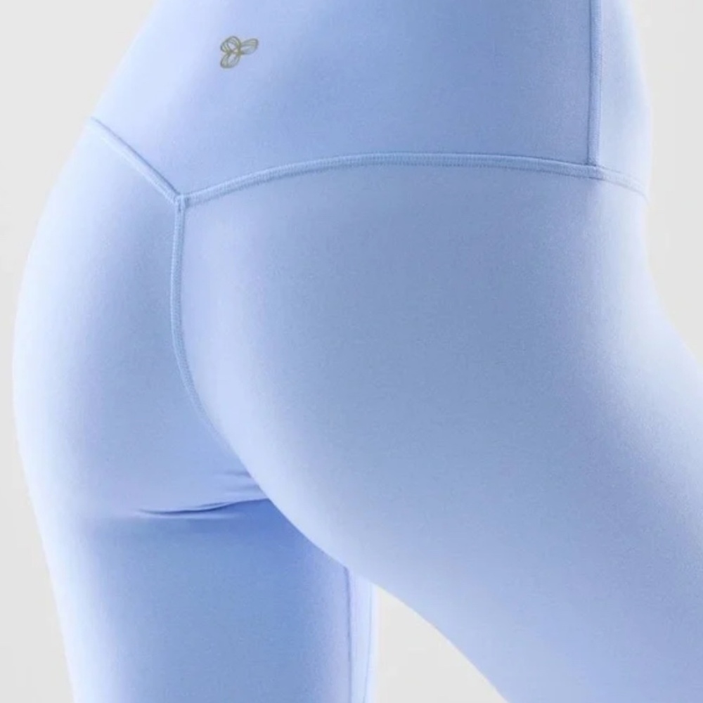 Matching set 2 piece Dayflower blue aritzia leggings and tumbler bra